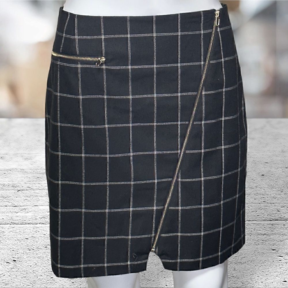 Romeo & Juliet Couture Zipper Accent Mini Skirt Size M - Picture 2 of 7